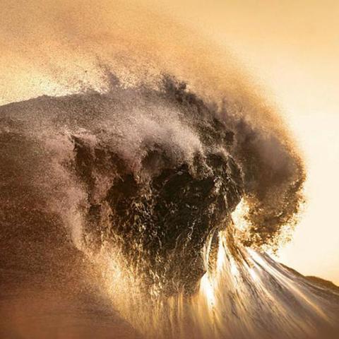 惊涛骇浪中，紧张刺激井然有序，《巨浪滔天》评测：畅快体验新境界