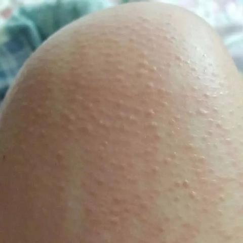 女子酒店意外发现泳池，惊现陌生男子游泳瞬间