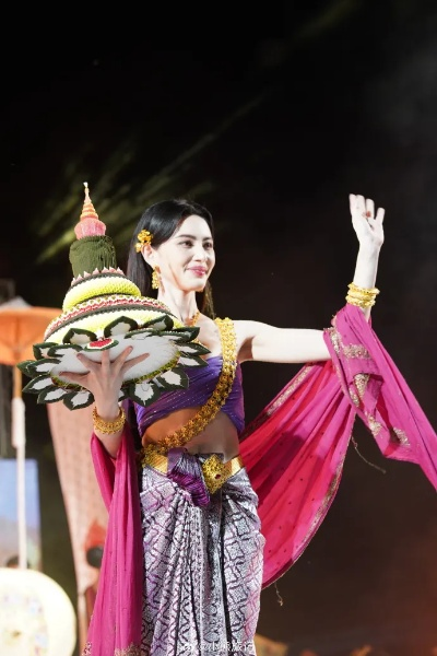 彩焰舞动比丘尼，翔舞衣衫映辉煌