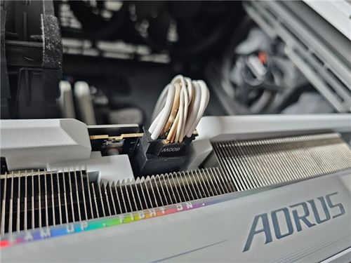 新年首烧RTX 5090惊现糊味，揭秘游戏危机新隐患