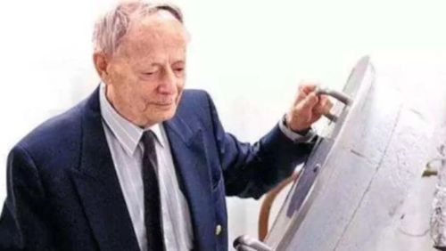 全球仅剩25头，超级巨牙象克雷格离世，54岁传奇终章