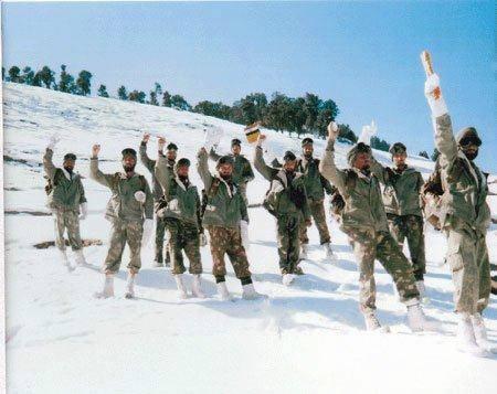 印度跨性别警花上任：卖艺乞讨逆袭新篇章