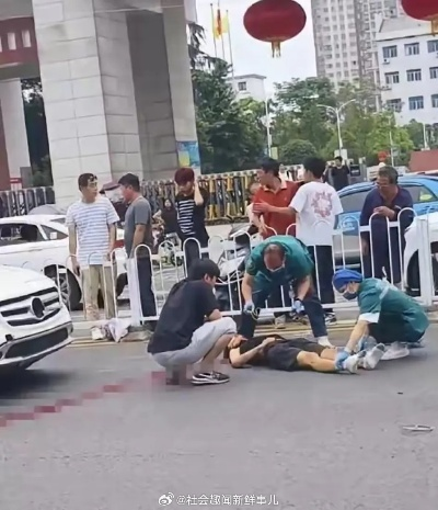 21岁大学生误撞人后报警，车主遭误解送花圈引关注