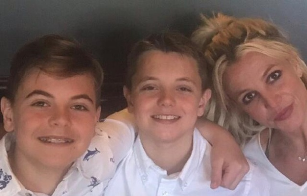 44岁布兰妮晒照，19岁儿子高大帅气引关注，亲子情深新风尚