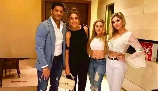 巴西球星胡尔克现任妻子卡米拉喜怀龙凤胎，前妻侄女身份引关注