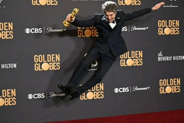 甜茶影帝奖杯在手，金小妹身材绝了美照曝光！