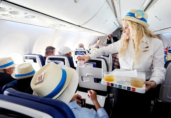 西捷航空回应：头等舱空间紧张，经济舱座椅调整引热议