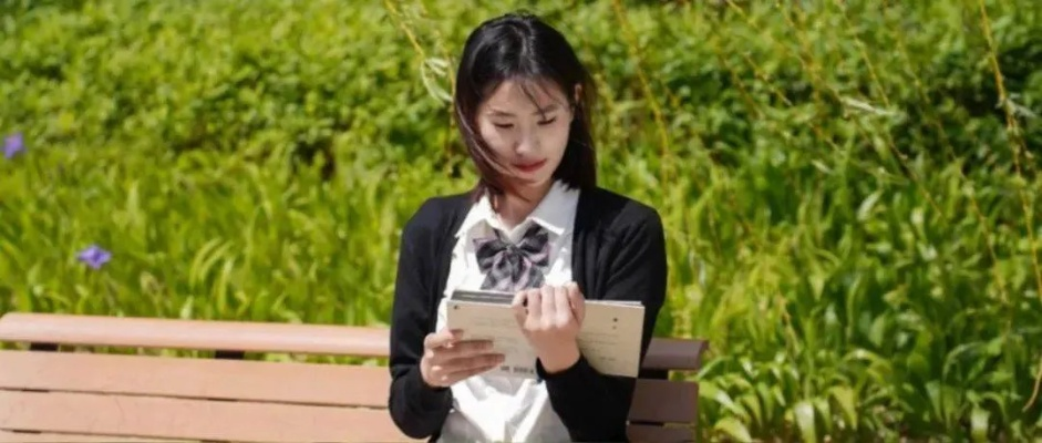 清纯女大学生自动拾取，逼真动态图揭秘校园生活新视角