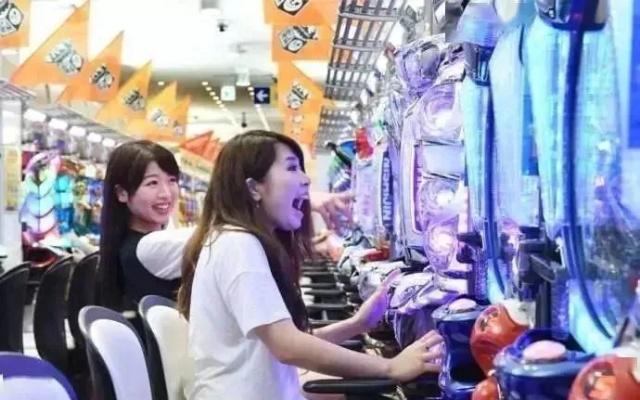 狂赚10亿后破产！《心跳弹珠台》揭秘：日本“吃人”小钢珠游戏新巅峰！