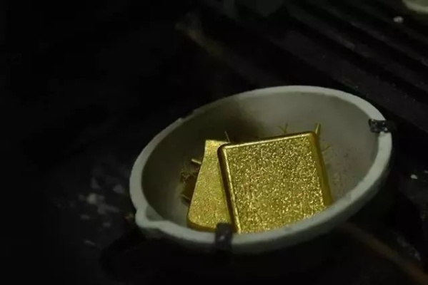 男子炼金术惊世：SIM卡变191克黄金，科技新突破引热议