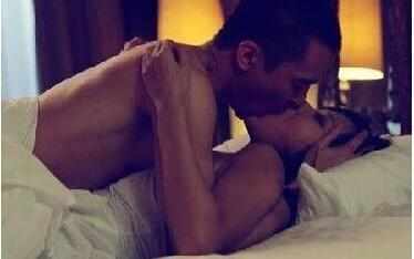 直播意外！女演员激情戏被撞见，父母目睹场面引发热议，社会价值再思考