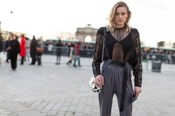 巴黎街头火辣透视装，大表姐皮草加身，身材绝了！时尚新潮流