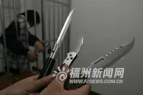 三刀流奇才被捕：双刀握手，菜刀咬嘴，警方揭秘惊人真相