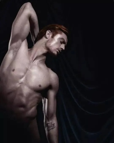 牛肌爆发！《生化危机：安魂曲》里昂狂野健身引狂热追捧