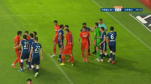 23岁女裁判引爆球场，观众人数激增，裁判界新星崛起！