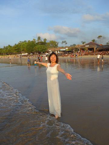 巴厘岛度假“浩浩妈”曼妙身材，育儿休闲两不误