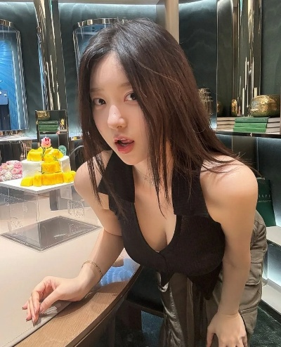 剑星女主伊芙浴裙新照，申才恩浴室黑裙展自信魅力