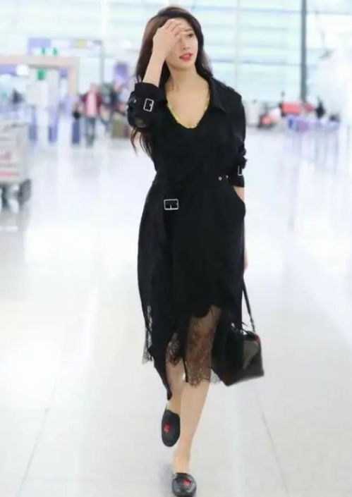 剑星体模申才恩冬日穿搭惊艳，黑毛衣短裙黑丝展露曼妙身姿