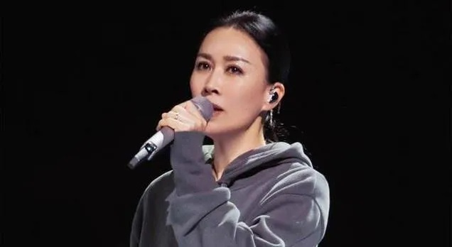 那英《歌手》幕后劝诫：新人需深思熟虑，避免PTSD阴影笼罩