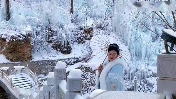 冬装亮相景区，"天女散花"女演员体验冰点寒意直哆嗦
