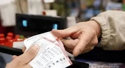 90万购彩未中奖男子起诉，揭秘彩票店老板涉嫌违规操作