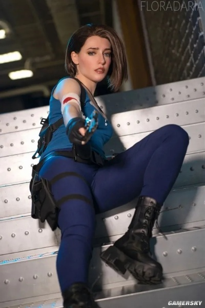 《生化危机》吉尔Cos惊艳亮相，肤白腿长美照引玩家热议，颜值爆表！