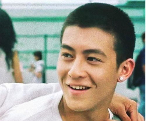 陈冠希撞脸赵本山，留胡须显沧桑，揭秘逆龄新风尚