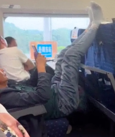 高铁新规引热议：男子折叠椅尺寸合规即可携带，12306回应保障出行便利