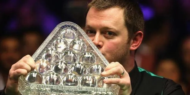 斯诺克德国大师赛奖杯撞脸果盘，网友：我妈果然不凡！