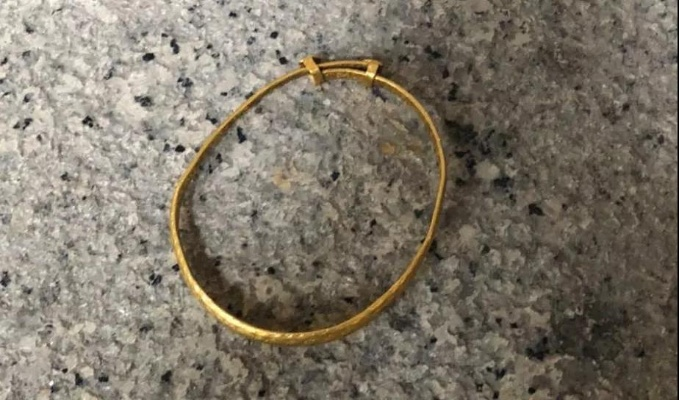 韩国网友捡到价值50万金手镯，375克重宝无人认领可自留珍藏