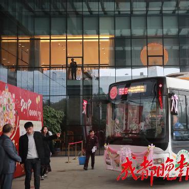 全网热议！高速婚车引关注，祝福新婚快乐成潮流