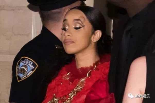 卡姐演唱会摔倒模样令人揪心，这糟糕造型太让人怜惜了！