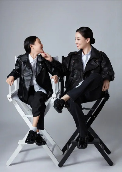 宋佳携女罕见亮相引热议，深扒明星亲子穿搭与平衡术