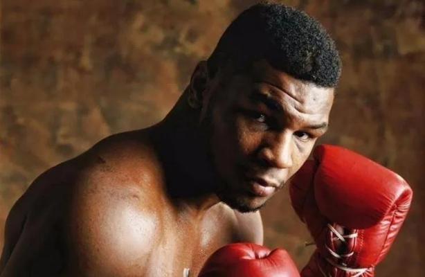 泰森复出战紧急延期，58岁拳王身体抱恙？揭秘幕后真因与新赛程