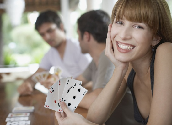 男生女生打扑克有哪些心理博弈？情侣必看的赢牌与撩人全攻略