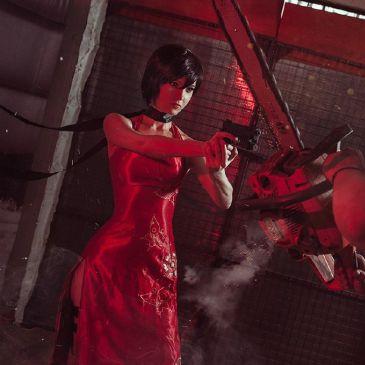 项圈旗袍黑丝红唇全在线！外网知名Coser绝美艾达王太对味