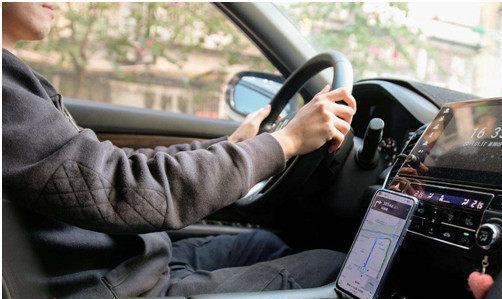 春节跑单的网约车司机，躲亲戚躲酒，就图个清静