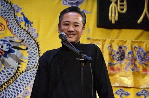 杨奇和艺术大佬吃饭，终于摘了他标志性的那个口罩