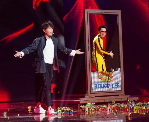 邓男子春晚惊喜定格魔术被提前猜中 2162227时间密码引全民解谜