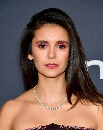 妮娜·杜波夫凭啥火10年？甜酷混血颜+转型门道，普通人能抄的全攻略