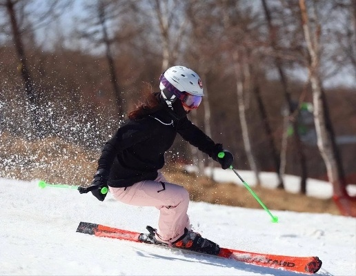 性感女主播滑雪被困"惨死"?本人回应:我咋不知道