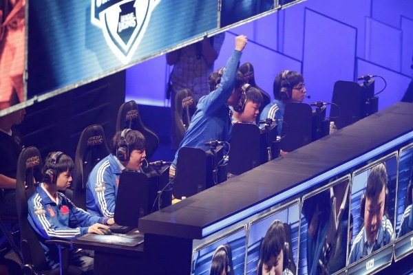 S3皇族vsFNC半决赛深度复盘，拆解LPL首个S赛四强的胜负密码