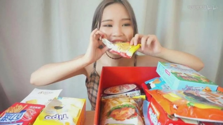 悉尼妹穿内衣测评零食，美食配高颜值，这测评比零食还馋人