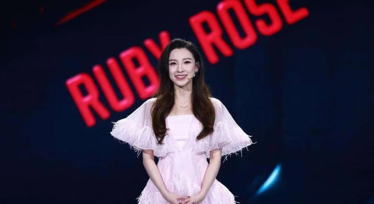 马凡舒回应春晚发型争议，你更喜欢盘发还是效果更好的披发？