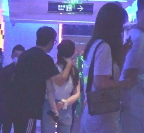 长沙街头偶遇王岳伦李湘！同框细节暗藏复合信号？2026最新瓜料全解析