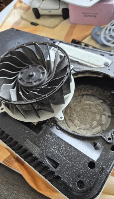 玩家晒PS5内部积灰成灾 网友：你家多久没扫了？