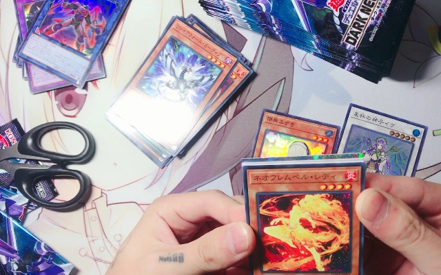 抽中《游戏王》稀有神卡 玩家一刀剪坏当场崩溃