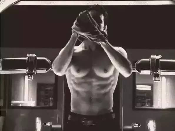 剑星体模申才恩最新健身照，腹肌线条太绝了