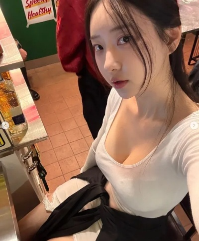 剑星体模申才恩健身美照释出，腹肌紧实成焦点