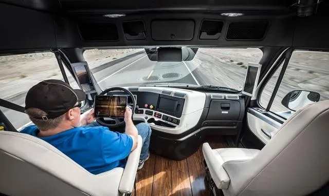 堵车太无聊？卡车司机花6000美元装赛车模拟器解闷